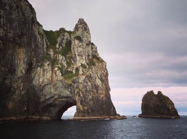 According to Māori legend, local warriors used to paddle through the Hole in the Rock in their canoes before departing for battle. Drops of water from the cave roof above were a good omen.